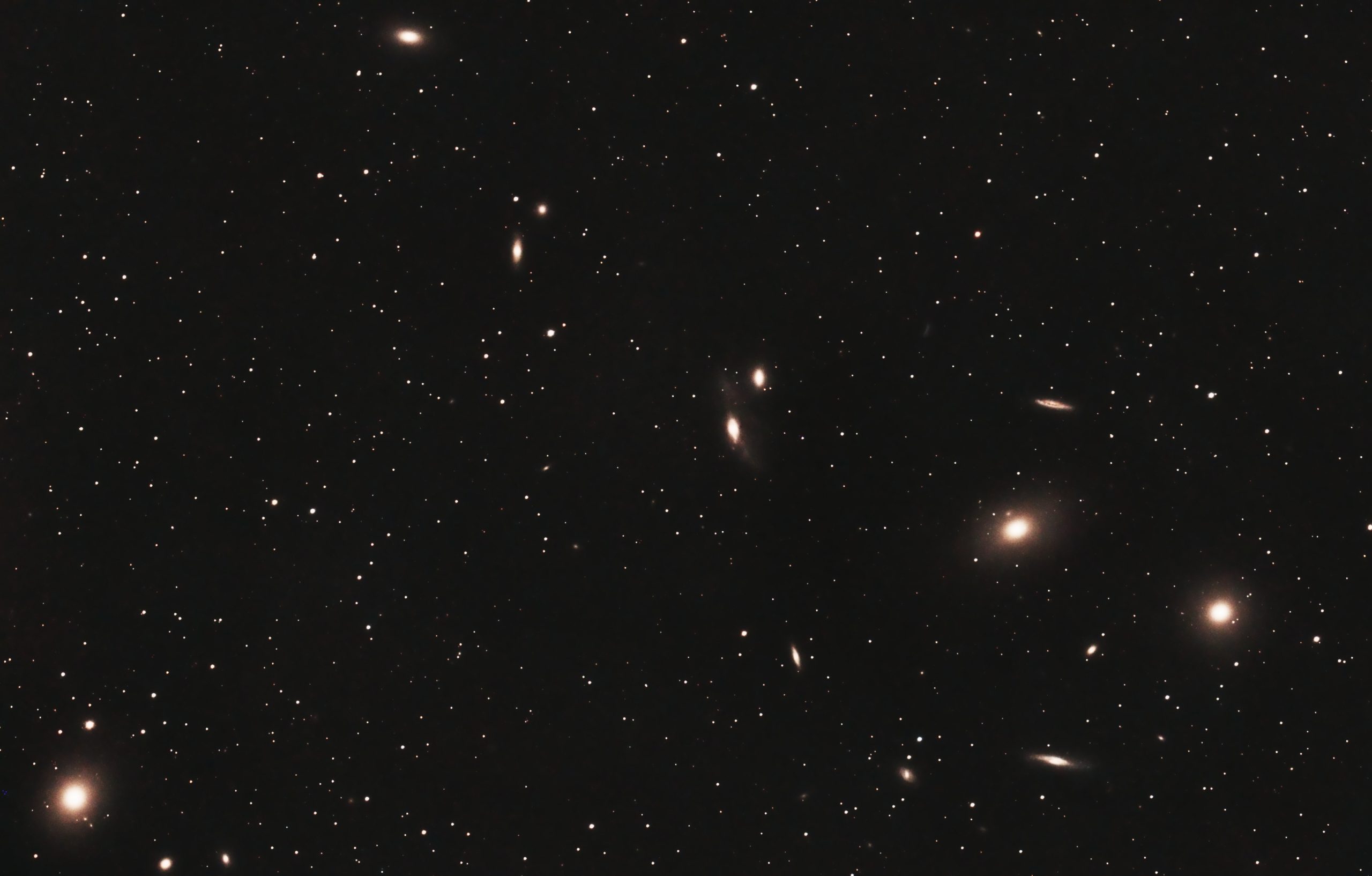 Markarian's Chain (Pat Devine) 4th May 2022 00:22am Edinburgh Bortle 7/8 zone Celestron RASA 8" ZWO 183mc pro ZWO EAF IDAS NBZ filter ZWO air pro Sky-Watcher HEQ5 Pro 60 x 30s lights with flats, darks and bias Gain 122 at -10C Processed in APP , Pixinsight and Photoshop