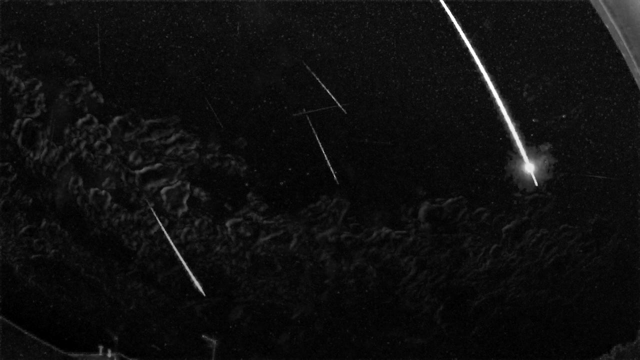 UK0074_20250812_203902_031277_stack_4_meteors
